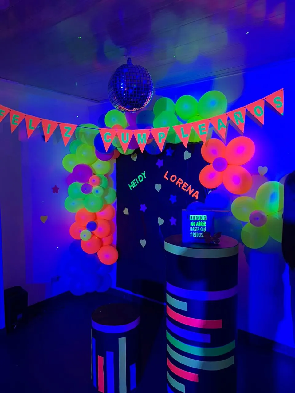 Luces neón para fiestas en un montaje publicado por Eventos Punto G