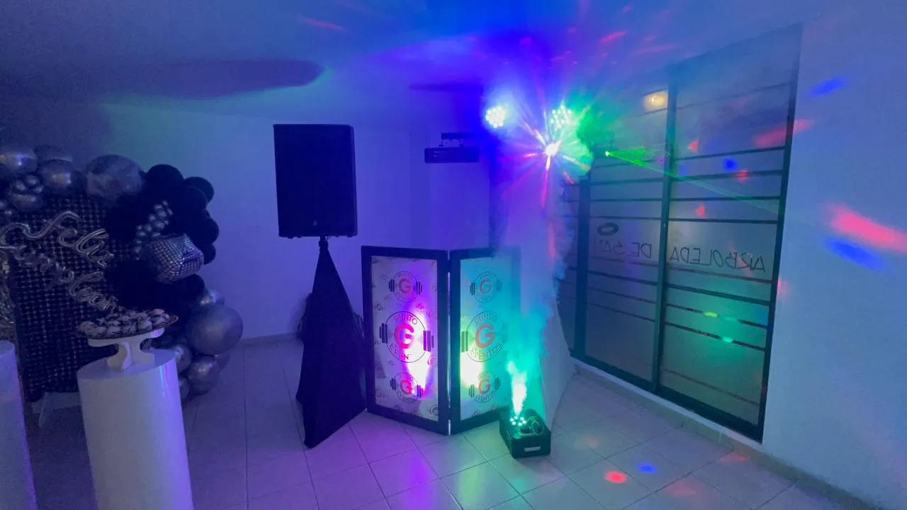 Montaje con luces azules y DJ