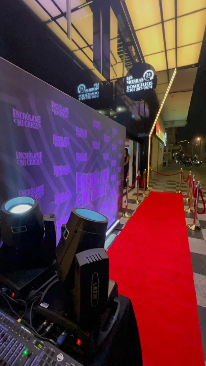 Ambientación de un salón con iluminación violeta